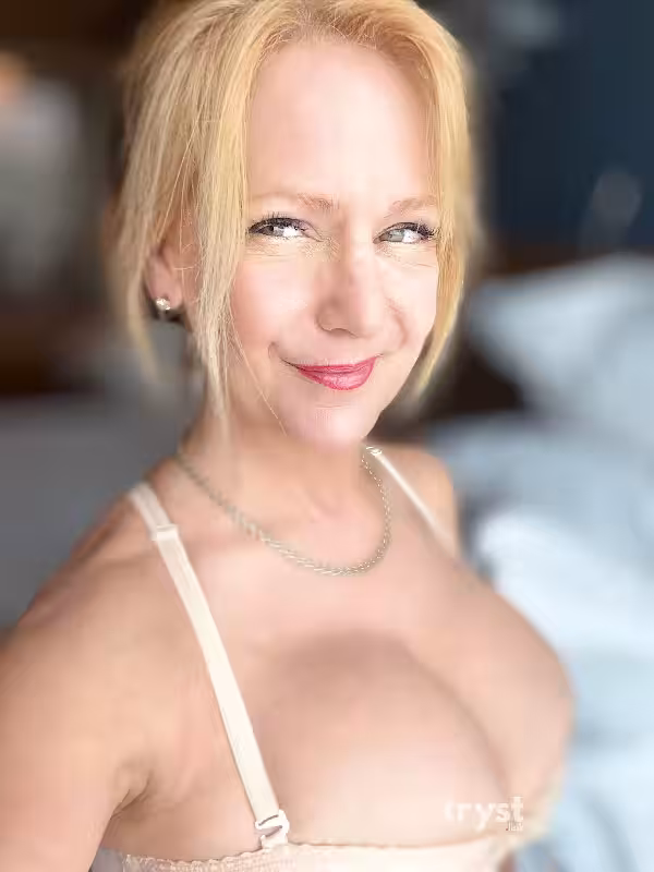 companion Lauren Loveleigh in Houston, TX